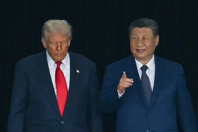도널드 트럼프 미국 대통령과 시진핑 중국 국가주석이 30일 부산 김해국제공항 나래마루에서 정상회담을 마치고 나오고 있다. AFP연합뉴스