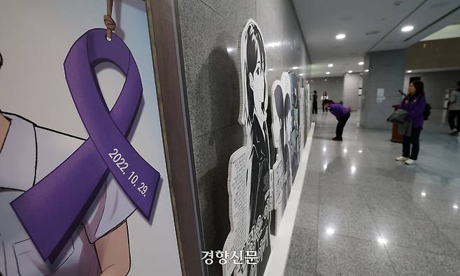 10·29 이태원참사 3주기인 29일 국회 의원회관에서 열린 전시 ‘고통의 곁, 곁의 고통’ 개막식에서 참사 유가족이 전시 작품을 관람하고 있다. 권도현 기자