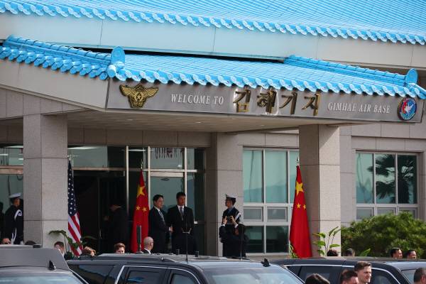 30일 도널드 트럼프 미국 대통령과 시진핑 중국 국가주석의 정상회담이 열린 부산 공군 제5공중기동비행단 내 나래마루 앞에 양측 수행원들이 분주히 오가고 있다. 2025.10.30 연합뉴스