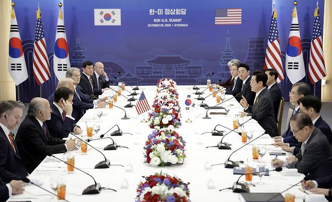 President Lee Jae Myung, fourth from right, holds a summit with U.S. President Donald Trump, fourth from left, at the Gyeongju National Museum in the southeastern city of Gyeongju on Oct. 29. [JOINT PRESS CORPS]