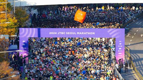 Participants in the 2024 JTBC Marathon at the marathon's starting line on Nov. 3, 2024. [JOONGANG ILBO]