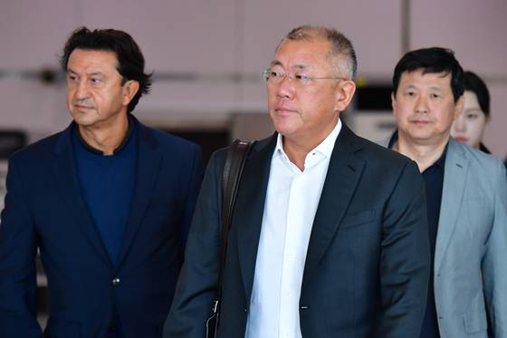 Hyundai Motor Group Executive Chair Euisun Chung is seen at an airport in Pohang, North Gyeongsang on Oct. 28, on his way to join the Asia-Pacific Economic Cooperation (APEC) summit. [NEWS1]