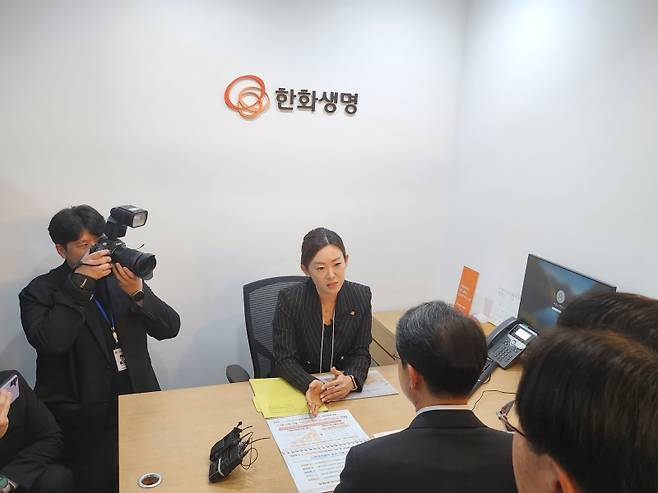 이억원 금융위원장이 한화생명 고객센터를 찾아 담당 직원으로부터 사망보험금 유동화 상품에 대한 설명을 듣고 있다. 사진=김미현 기자