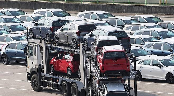 30일 경기도 평택항에 수출용 자동차가 세워져 있다. 연합뉴스