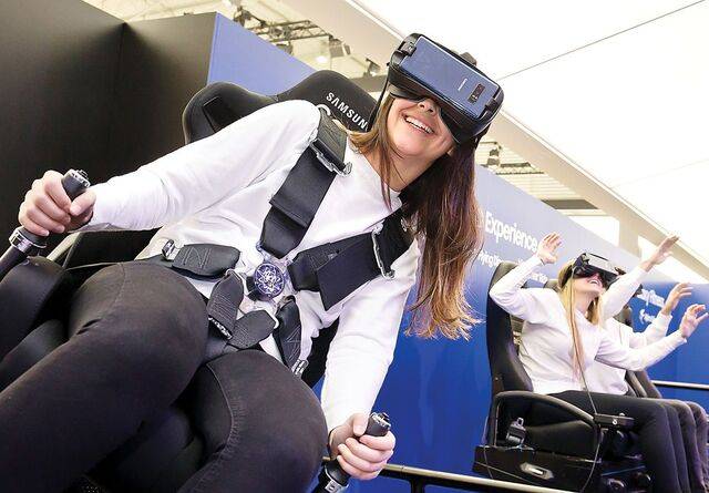 2018년 스페인 바르셀로나에서 열린 모바일 월드 콩그레스(MWC) 전시장에서 모델들이 삼성전자 ‘기어VR’을 체험하는 모습. 삼성전자 제공