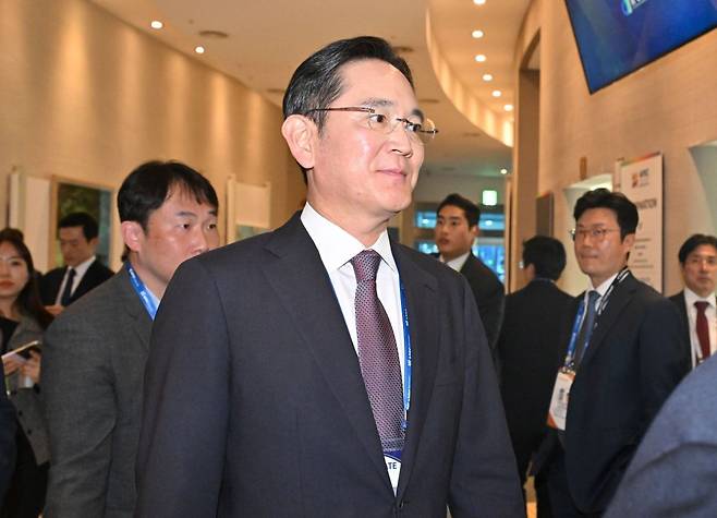 이재용 삼성전자 회장이 29일 경북 경주시 경주예술의전당에서 열린 한미 비즈니스 라운드 테이블에 참석하고 있다. 뉴시스