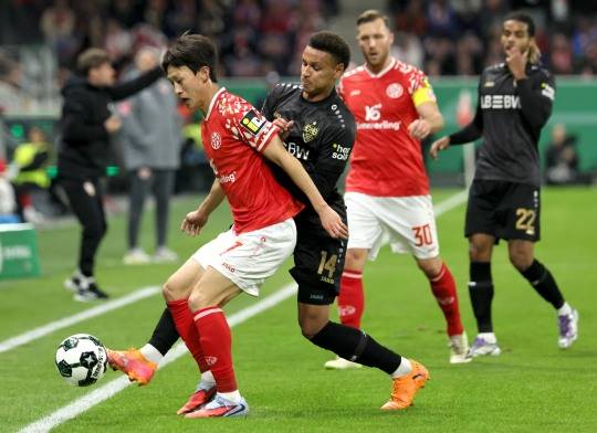 슈투트가르트와의 경기에 출전한 이재성(왼쪽). 사진[연합뉴스]