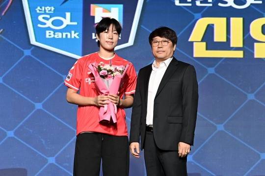 대구시청 1순위 신인 고채은(왼쪽)과 이재서 감독. 사진[연합뉴스]