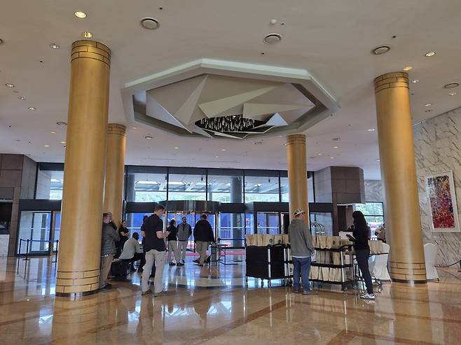 힐튼호텔 호텔 로비서 검문검색을 하는 미국 요원들 / 사진=연합뉴스