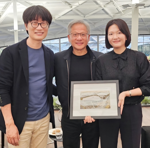 이해진 네이버 의장(왼쪽)과 최수연 네이버 대표(오른쪽)가 지난해 6월 실리콘밸리 엔비디아 본사에서 젠슨 황 엔비디아 최고경영자(CEO)를 만났습니다. <네이버>