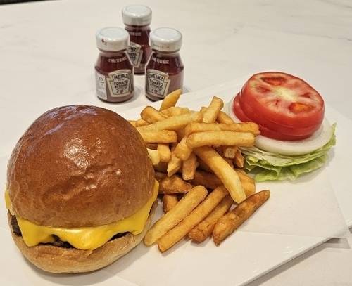 트럼프 대통령에게 제공된 치즈버거 재현[사진출처=경주 힐튼호텔]