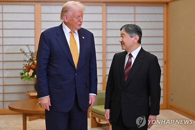 도널드 트럼프 미국 대통령과 나루히토 일왕이 지난 27일 일왕 거처인 고쿄에서 만나 대화하고 있다. [연합뉴스]