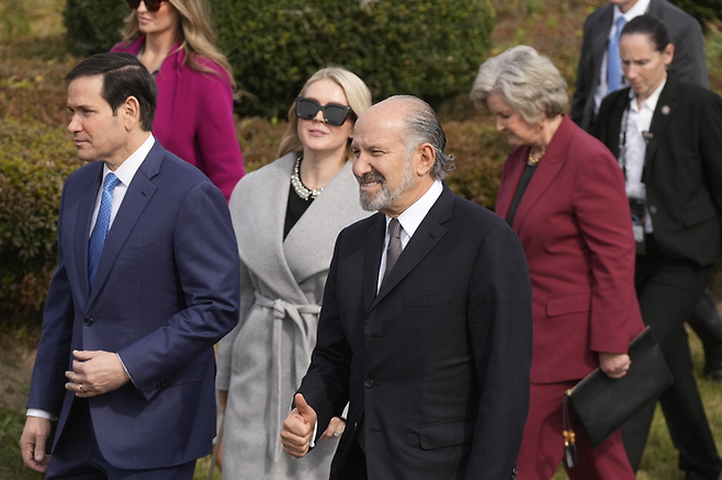 미국 마코 루비오 국무장관, 캐럴라인 레빗 백악관 대변인, 하워드 러트닉 상무장관, 수지 와일스 백악관 비서실장(왼쪽부터)이 30일 부산 김해국제공항에서 진행된 미·중 정상회담이 끝난 뒤 떠나고 있다. [AP연합뉴스]