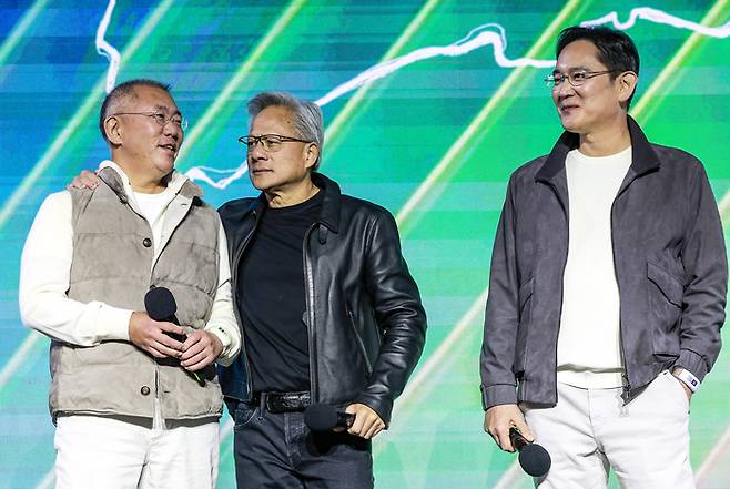 젠슨 황 엔비디아 최고경영자와 이재용 삼성전자 회장, 정의선 현대차그룹 회장이 30일 서울 코엑스에서 열린 엔비디아의 그래픽카드(GPU) ‘지포스’ 출시 25주년 행사에 참석해 있다. [공동취재]