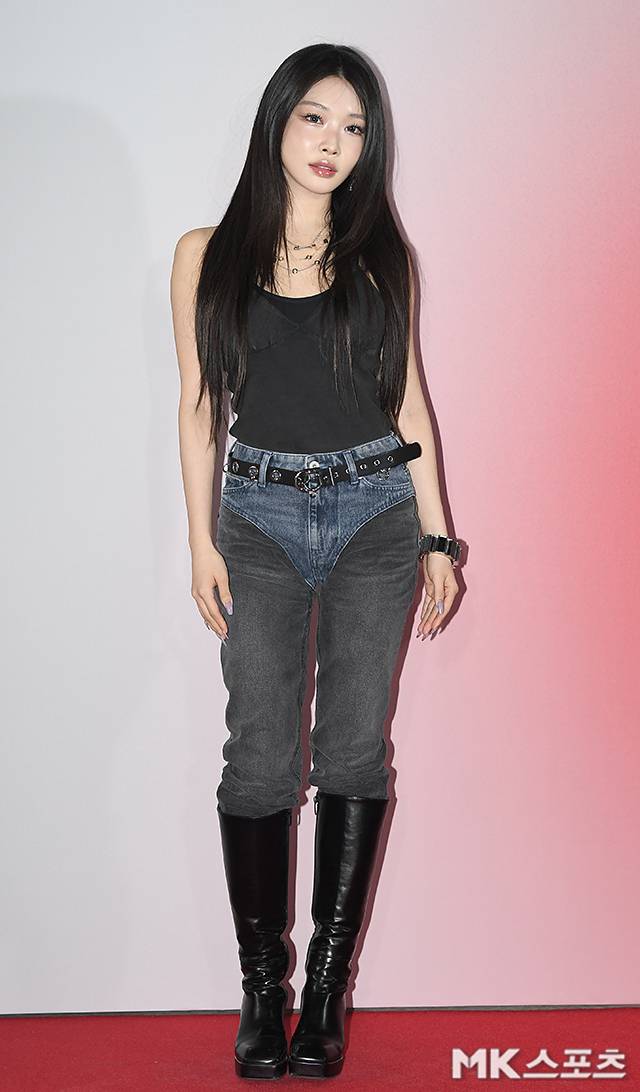 가수 청하가 29일 오후 서울 성수동에서 열린 패션 브랜드 오픈 기념 포토콜 행사에 참석해 포토타임을 갖고 있다.사진=천정환 기자