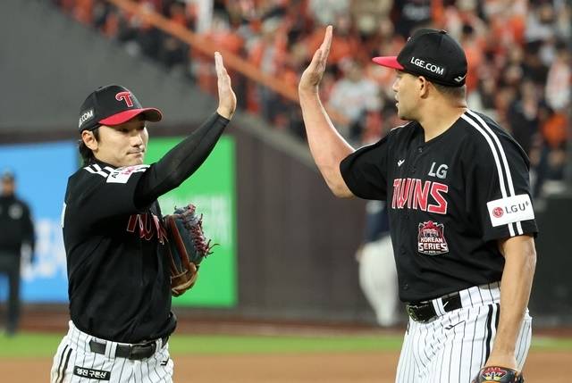 신민재와 치리노스. 사진=연합뉴스