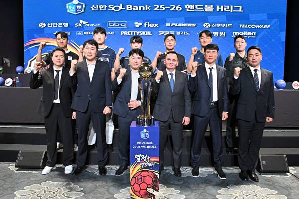 사진 신한 SOL Bank 25-26 핸드볼 H리그 남자부 미디어데이에 참석한 6개 팀 감독과 선수들, 사진 제공=한국핸드볼연맹