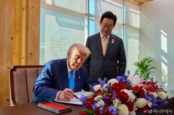 도널드 트럼프 미국 대통령이 29일 경북 경주박물관에서 열린 한미 정상회담에 앞서 방명록을 작성하고 있다. 오른쪽은 이재명 대통령. / 사진=대통령실
