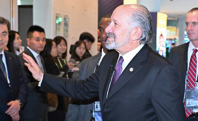 [경주=뉴시스] 추상철 기자 = 하워드 러트닉 미국 상무부 장관이 29일 경북 경주시 경주예술의전당에서 열린 한미 비즈니스 라운드 테이블에 참석하고 있다. (공동취재) 2025.10.29