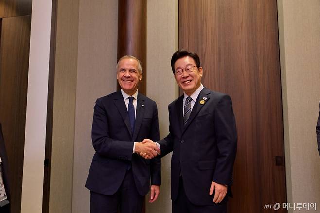 (서울=뉴스1) 허경 기자 = 이재명 대통령과 마크 카니 캐나다 총리가 30일 경북 경주의 한 호텔에서 열린 한-캐나다 정상회담에서 악수하고 있다. (대통령실 제공. 재판매 및 DB 금지) 2025.10.30/뉴스1  Copyright (C) 뉴스1. All rights reserved. 무단 전재 및 재배포,  AI학습 이용 금지. /사진=(서울=뉴스1) 허경 기자