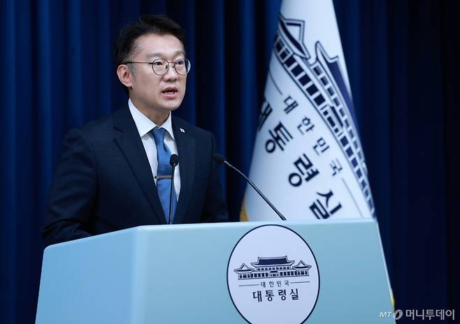 [서울=뉴시스] 고범준 기자 = 김남준 대변인이 23일 서울 용산 대통령실 청사에서 대수보 회의 결과 관련 브리핑을 하고 있다. 2025.10.23. bjko@newsis.com /사진=고범준