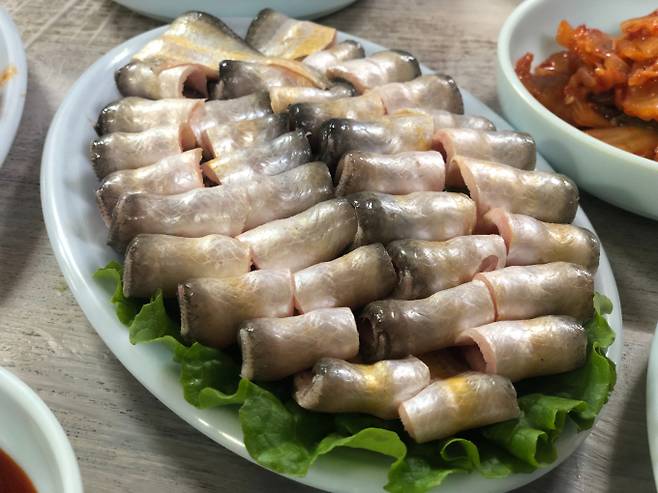 만선식당의 송어회. 목포에서는 밴댕이를 송어라 부른다. /사진=다이어리알