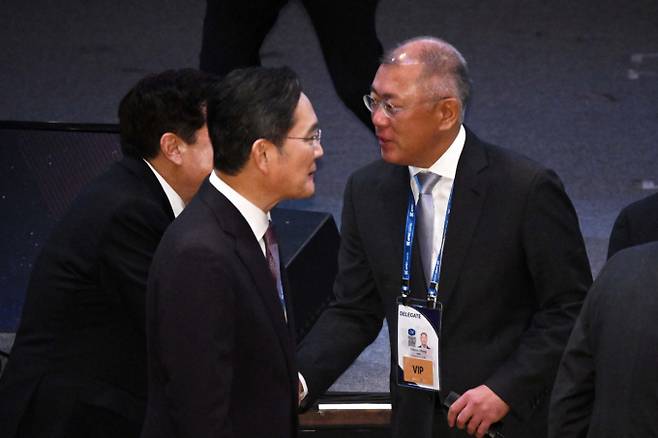 15년 만에 방한한 젠슨 황 엔비디아 최고경영자(CEO)가 서울 삼성역 인근의 한 치킨집에서 이재용 삼성전자 회장, 정의선 현대자동차그룹 회장과 만날 예정이다. 사진은 이재용 삼성전자 회장과 정의선 현대자동차그룹 회장이 29일 경북 경주예술의전당에서 열린  아시아태평양경제협력체(APEC) 정상회의 최고경영자(CEO) 서밋(Summit) 개회식에서 참석 기업인들과 인사를 나누고 있는 모습. /사진=뉴시스