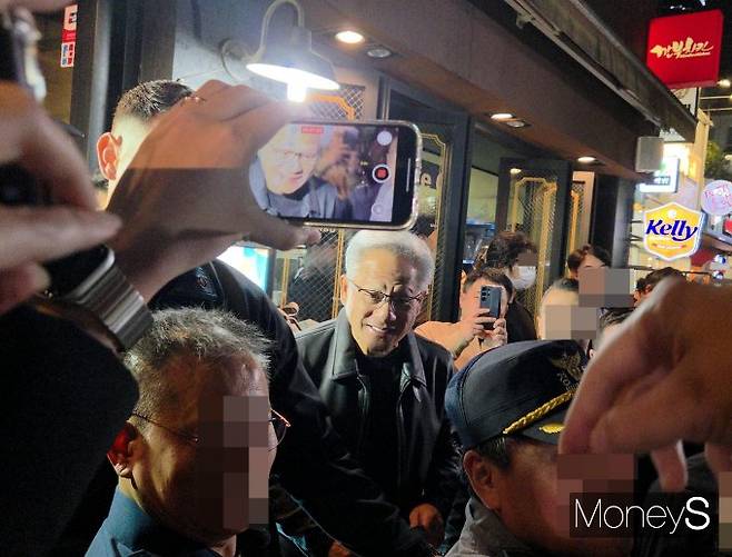 입장 전 취재진과 만난 젠슨 황 엔비디아 CEO가 미소를 지으며 “한국엔 훌륭한 파트너가 많다”고 말하고 있다./사진=김대영 기자