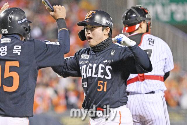 27일 서울 잠실야구장에서 열린 2025 신한 SOL 뱅크 KBO 한국시리즈 2차전' 한화 이글스와 LG 트윈스 경기. 한화 문현빈이 1회초 1사 1루에서 선제 투런포를 친 후 기뻐하고 있다./마이데일리