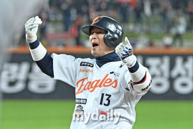 29일 대전 한화생명 볼파크 야구장에서 열린 '2025 신한 SOL 뱅크 KBO 한국시리즈 3차전' LG 트윈스와 한화 이글스 경기. 한화 최재훈이 8회말 2사 2-3루에 2타점 적시타를 친 후 기뻐하고 있다./대전=한혁승 기자 hanfoto@mydaily.co.kr