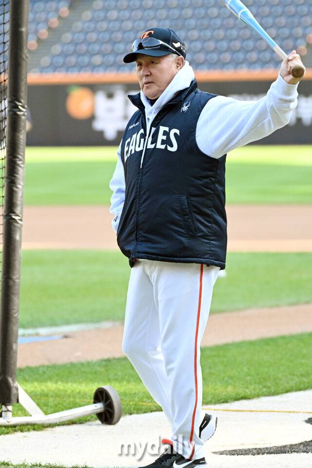 29일 대전 한화생명 볼파크 야구장에서 열린 '2025 신한 SOL 뱅크 KBO 한국시리즈 3차전' LG 트윈스와 한화 이글스 경기. 한화 김경문이 경기 전 선수들의 훈련을 지켜보고 있다./대전=한혁승 기자 hanfoto@mydaily.co.kr