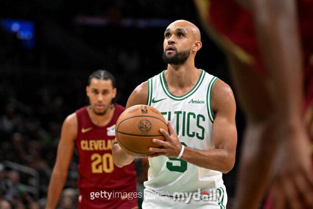 데릭 화이트(오른쪽)가 30일 클리블랜드와 경기에서 자유투하고 있다. /게티이미지코리아