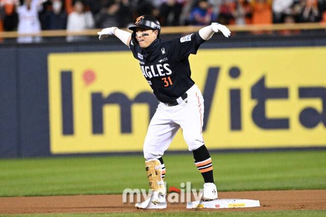 27일 서울 잠실야구장에서 열린 2025 신한 SOL 뱅크 KBO 한국시리즈 2차전' 한화 이글스와 LG 트윈스 경기. 한화 손아섭 1회초 2사에 2루타를 친 후 기뻐하고 있다./잠실=한혁승 기자 hanfoto@mydaily.co.kr