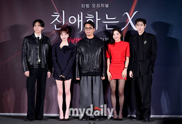 2025년 10월 30일 오후 서울 용산구 CGV 용산아이파크몰에서 열린 티빙 오리지널 시리즈 ‘친애하는 X’ 제작발표회가 열렸다. 배우 김도훈, 이열음, 이응복 감독, 김유정, 김영대(왼쪽부터)가 인사하고 있다. / 유진형 기자(zolong@mydaily.co.kr)