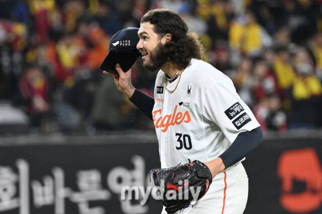 29일 대전 한화생명 볼파크 야구장에서 열린 '2025 신한 SOL 뱅크 KBO 한국시리즈 3차전' LG 트윈스와 한화 이글스 경기. 한화 선발 폰세가 2회초 2사 1루 LG 박동원을 삼진으로 잡은 후 미소를 짓고 있다./대전 = 한혁승 기자