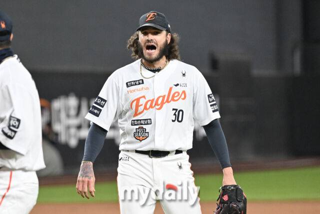 29일 대전 한화생명 볼파크 야구장에서 열린 '2025 신한 SOL 뱅크 KBO 한국시리즈 3차전' LG 트윈스와 한화 이글스 경기. 한화 선발 폰세가 2회초 2사 1루 LG 박동원을 삼진으로 잡은 후 미소를 짓고 있다./대전 = 한혁승 기자