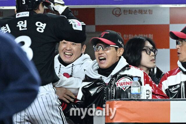 30일 대전 한화생명 볼파크 야구장에서 열린 '2025 신한 SOL 뱅크 KBO 한국시리즈 4차전' LG 트윈스와 한화 이글스 경기.9회초 2사 2-3루 LG 김현수 2타점 역전 적시타에 득점한 최원영과 기뻐하는 염경엽 감독./대전=한혁승 기자