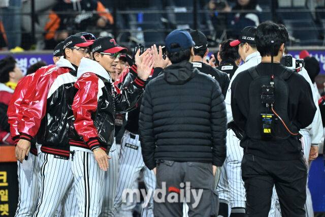 30일 대전 한화생명 볼파크 야구장에서 열린 '2025 신한 SOL 뱅크 KBO 한국시리즈 4차전' LG 트윈스와 한화 이글스 경기.LG가 7-4로 한화에 9회 역전승을 했다. 기뻐하는 염경엽 감독./대전-한혁승 기자