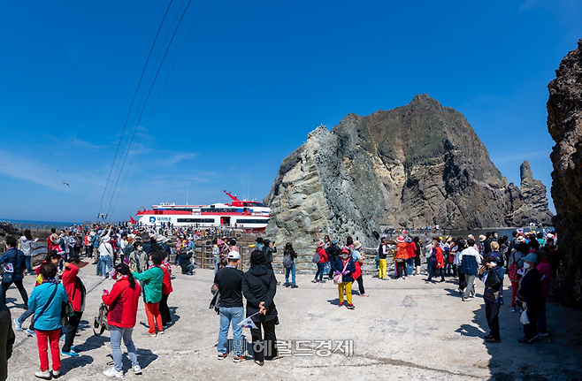독도접안시설에 관람객이 북적이는 모습. [헤럴드DB]