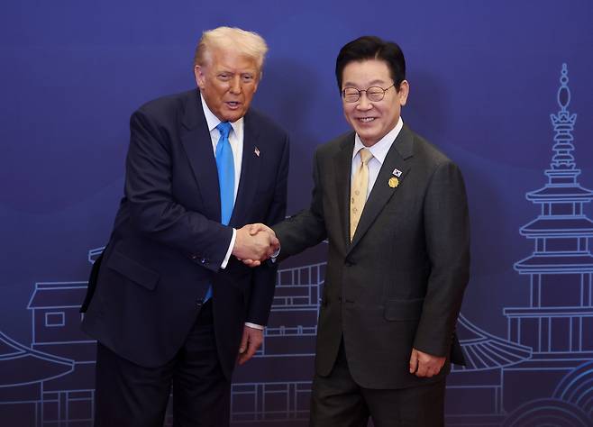 이재명 대통령이 29일 경북 경주 힐튼호텔 그랜드볼룸에서 열린 대통령 주최 정상 특별만찬에 앞서 도널드 트럼프 미국 대통령을 영접하고 있다.  [연합]