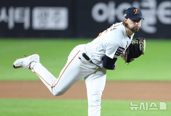 [대전=뉴시스] 황준선 기자 = 24일 대전 중구 한화생명볼파크에서 열린 2025 KBO 포스트시즌 플레이오프 5차전 삼성 라이온즈와 한화 이글스의 경기, 6회 초 한화 두 번째 투수 와이스가 투구하고 있다. 2025.10.24. hwang@newsis.com
