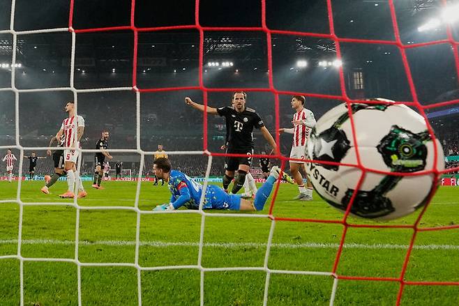 [쾰른=AP/뉴시스] 바이에른 뮌헨의 해리 케인이 29일(현지 시간) 독일 쾰른의 라인에네르기 슈타디온에서 열린 2025-26 DFB 포칼(컵대회) 2라운드 FC 쾰른과 경기 전반 36분 루이스 디아스의 동점 골에 환호하고 있다. 김민재는 결장했고, 뮌헨은 케인의 멀티 골 등을 묶어 4-1로 승리하며 공식전 14연승을 기록했다. 2025.10.30.