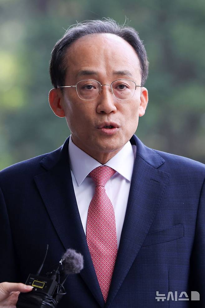 [서울=뉴시스] 김선웅 기자 = 추경호 국민의힘 의원이 30일 서울 서초구 서울고등검찰청에 위치한 조은석 내란특검에서 진행되는 1차 피의자 소환조사에 출석하며 입장을 말하고 있다. 2025.10.30. mangusta@newsis.com