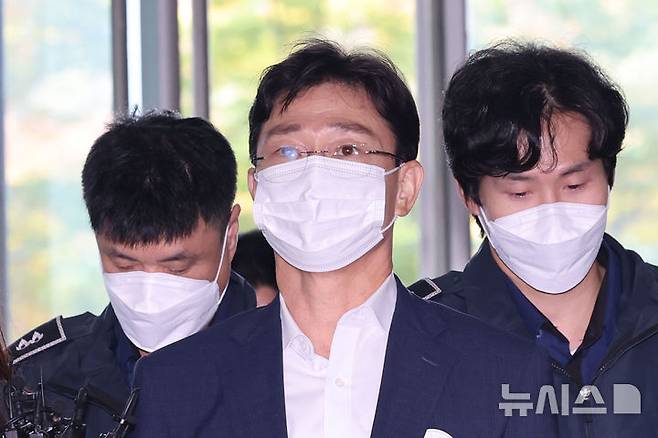 [서울=뉴시스] 권창회 기자 = 임성근 전 해병대 1사단장이 30일 서울 서초구 이명현 순직해병 특별검사팀 사무실에서 피의자 조사를 위해 출석하고 있다.2025.10.30. kch0523@newsis.com