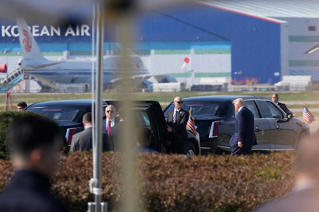 [부산=AP/뉴시스] 도널드 트럼프 미국 대통령이 30일 부산 김해국제공항에서 전용차량으로 걸어가고 있다. 2025.10.30.