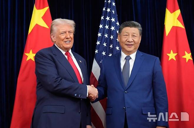 [김해공항=AP/뉴시스]도널드 트럼프 미국 대통령과 시진핑(習近平) 중국 국가주석이 30일 오전 김해국제공항에서 정상회담을 시작하기 전 악수를 나누고 있다. 2025.10.30.