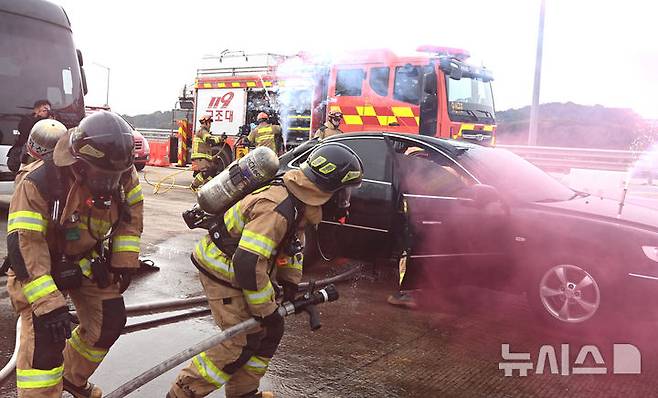 [오산=뉴시스] 김종택 기자 = 30일 경기 오산화성 고속도로 서오산 톨게이트에서 '2025년 재난대응 안전한국훈련'이 진행되고 있다.이번 훈련은 겨울철 폭설 및 결빙으로 인한 고속도로 다중 추돌사고와 인근 다중밀집시설에서의 대형화재 발생 상황을 가정해 실시됐다. 2025.10.30. jtk@newsis.com