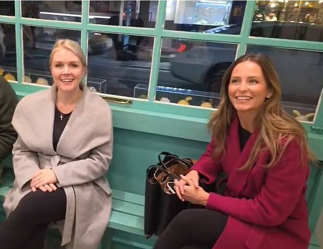 [서울=뉴시스] 캐롤라인 레빗 백악관 대변인과 마고 마틴 커뮤니케이션 담당 특별보좌관.(사진출처: 유튜버 일롱 머스크 영상 캡처) 2025.10.30.