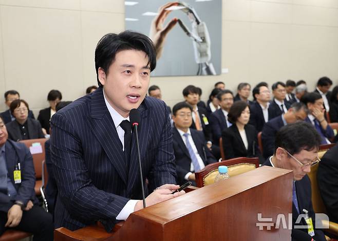 [서울=뉴시스] 김금보 기자 = 은현장 유튜브 운영자가 30일 서울 여의도 국회에서 열린 과학기술정보방송통신위원회 국정감사에 참고인으로 출석해 이준석 개혁신당 의원의 질의에 답하고 있다. 2025.10.30. kgb@newsis.com