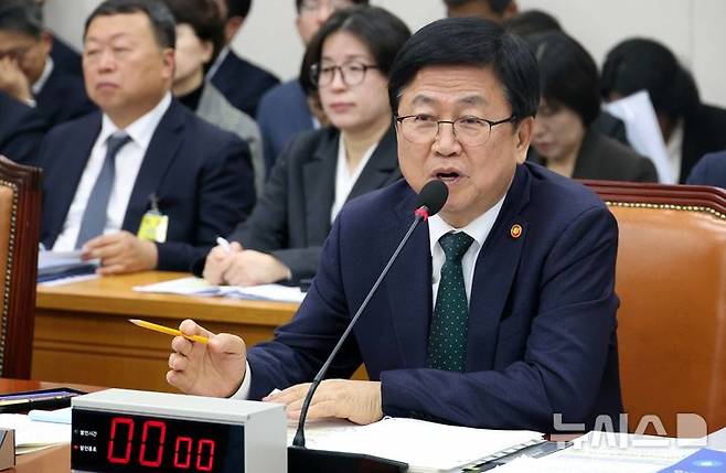 [서울=뉴시스] 조성봉 기자 = 최교진 교육부 장관이 30일 오후 서울 여의도 국회 교육위원회에서 열린 교육부 등 종합감사에서 의원 질의에 답변하고 있다. 2025.10.30. suncho21@newsis.com